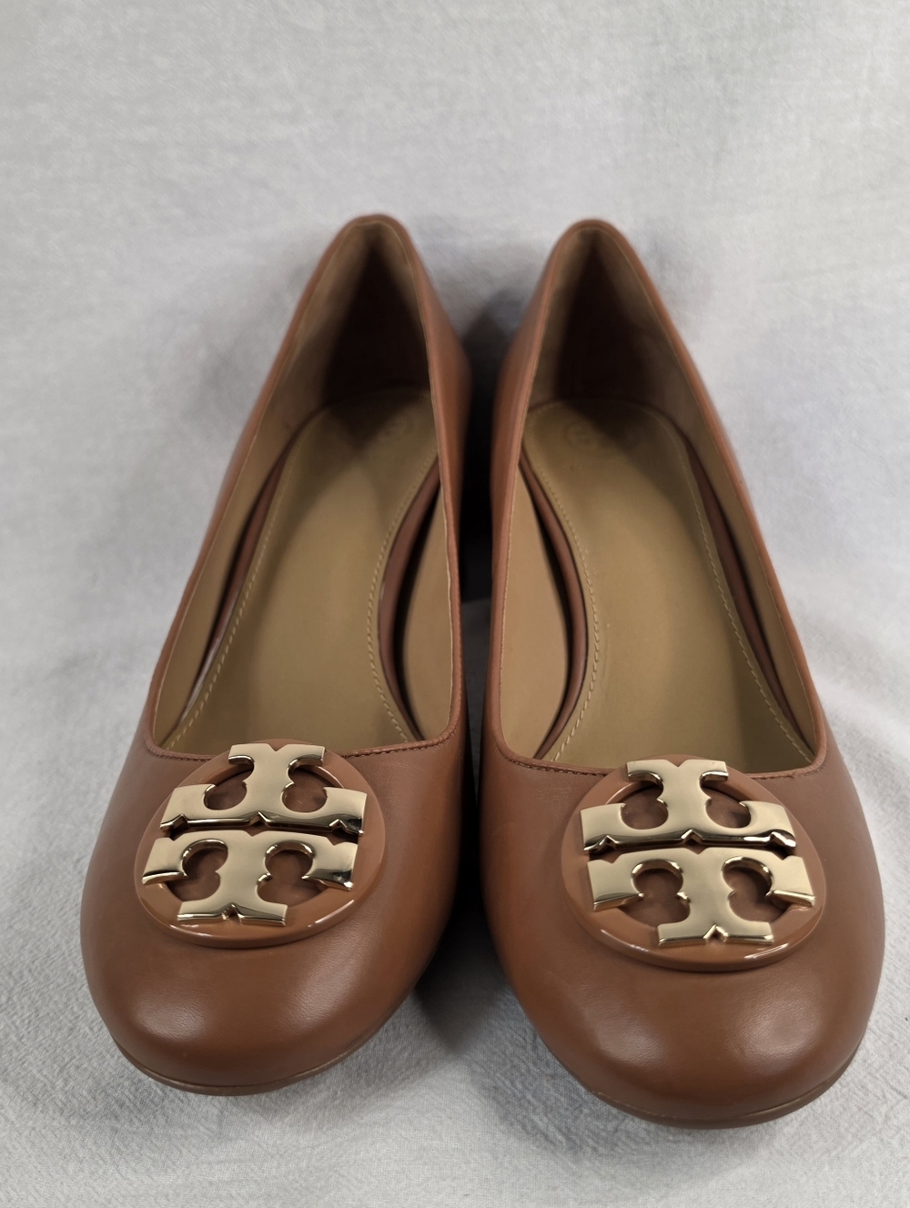 Tory Burch Tan Leather Gigi Block Heel Pumps Gold Double T Logo Size 9.5 - Picture 6 of 10